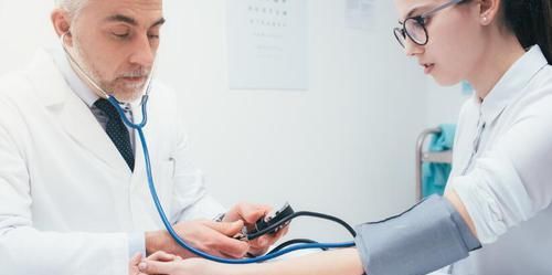  肾功能|注意：2件事伤肾还会升尿蛋白，不重视小心被肾衰竭盯上