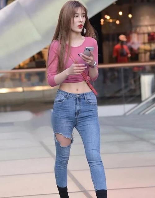 上乘|街拍红色上衣气质上乘,破洞牛仔裤勾勒苗条身材