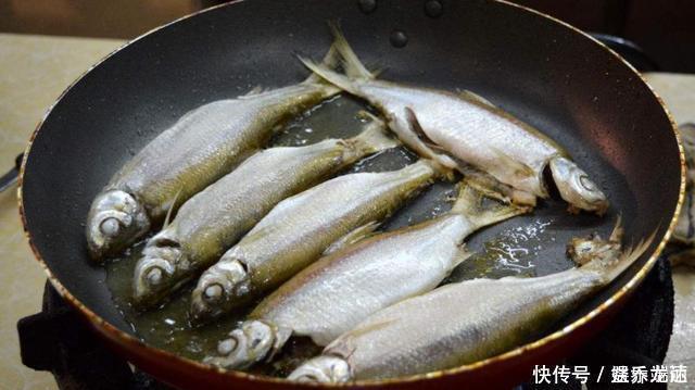 鱼皮|煎鱼时,不要再用姜片擦锅,牢记这3点,保证鱼好看不粘锅不破皮
