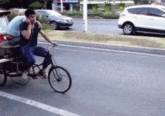 |搞笑GIF:今天运气挺好, 走着走着就捡到一个媳妇