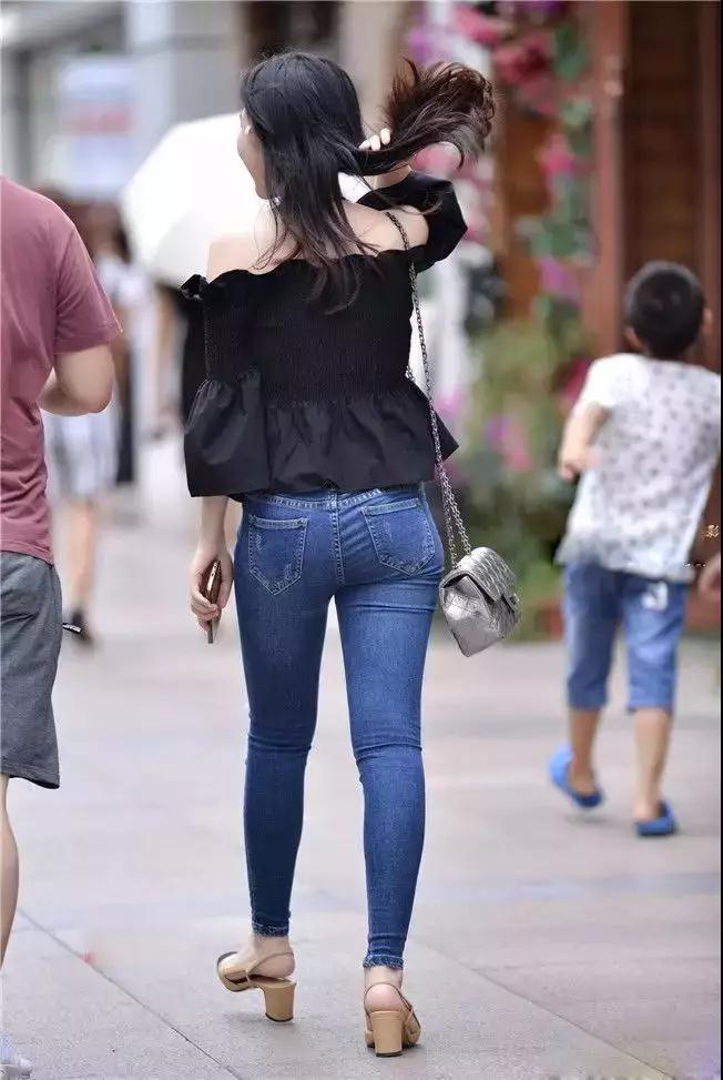 牛仔裤|小波浪卷发搭配紧身牛仔裤,显得时尚又有气质!