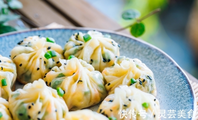 跟我学做包子,无需和面擀皮,半小时搞定,外焦里嫩,比小笼包好
