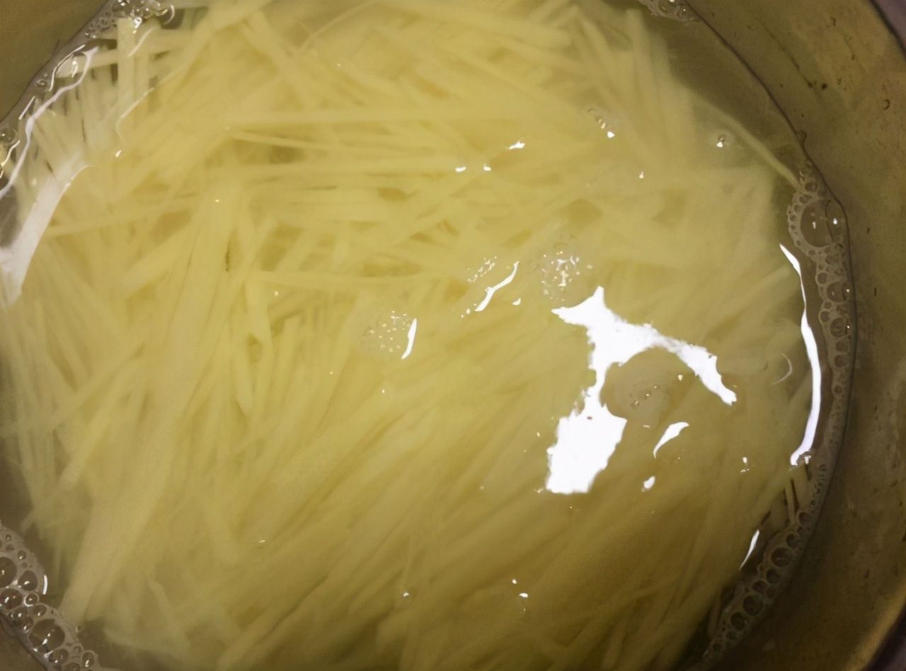 炒土豆丝，先放醋还是后放醋？很多人搞错，难怪土豆不脆爽还粘锅