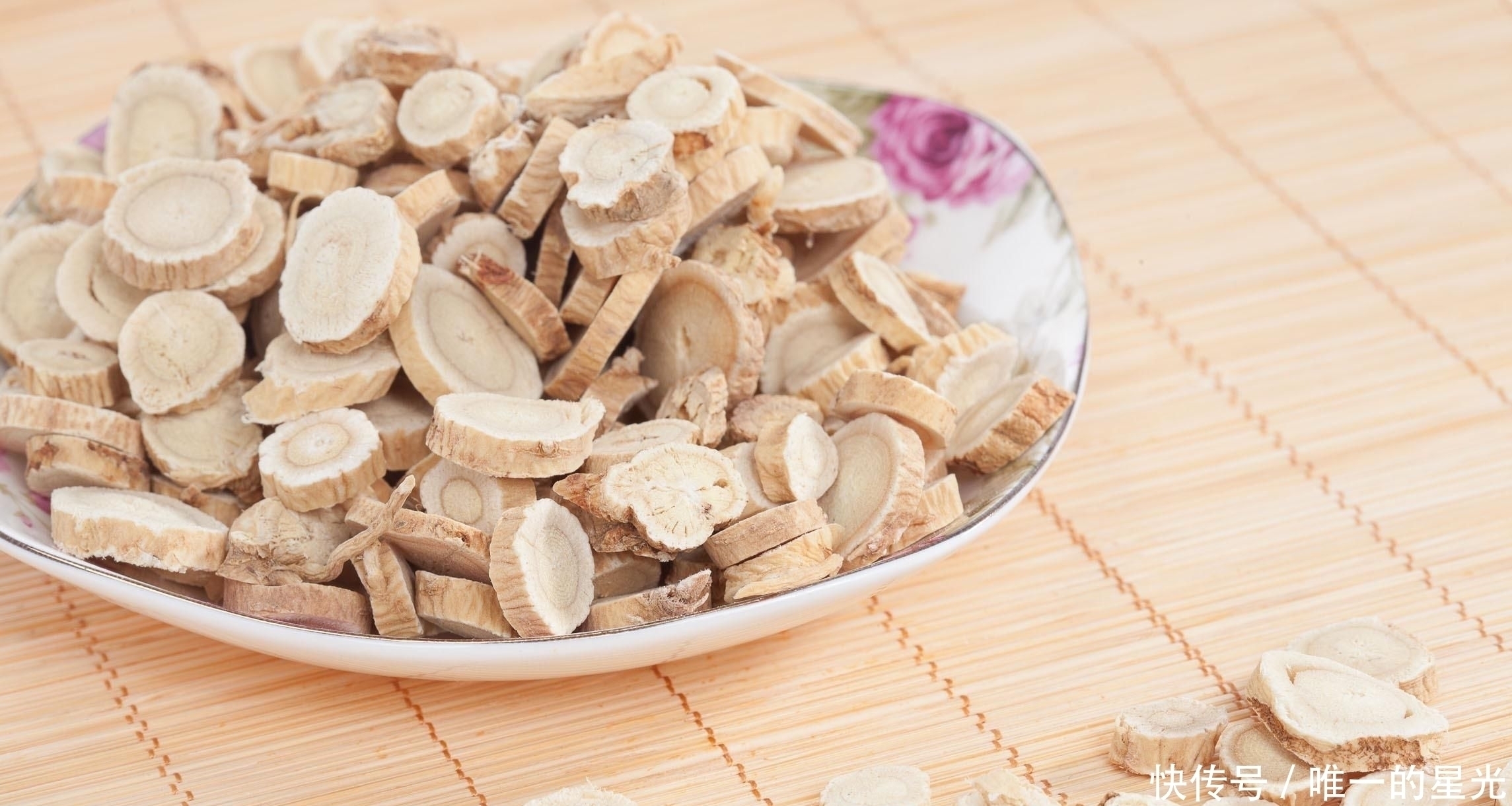 脾胃|黄芪泡水喝,有3个“黄金搭配”,补气血、益脾胃,你泡对了吗