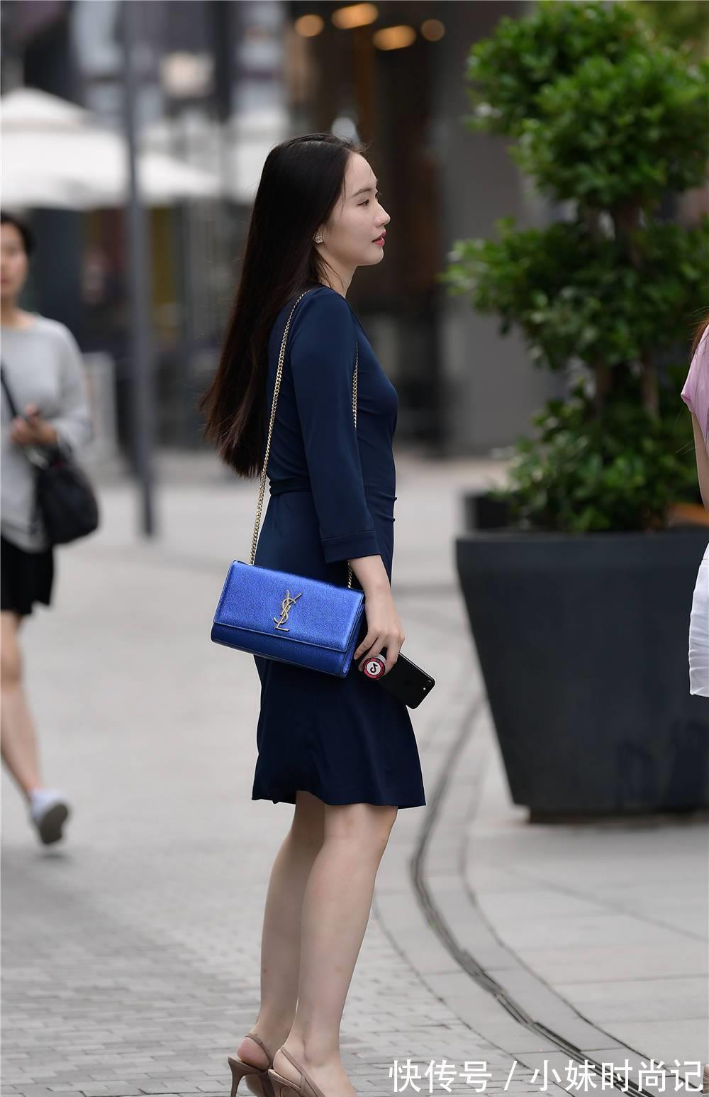 小姐姐|街拍:2闺蜜深蓝色长袖连衣裙,收腰系带设计,配肉色尖头细跟鞋