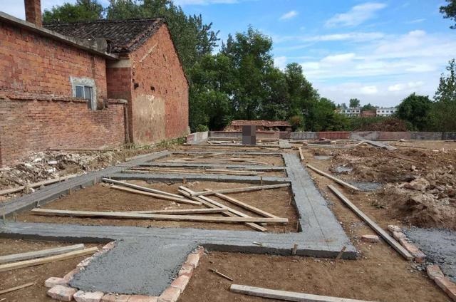 正门|48岁的大叔,砸掉老房子,盖了一座四合院,完工后全村人都惊艳了