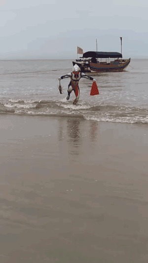 |搞笑GIF趣图我的迪迦不可能这样的! 小朋友看了瞬间心碎…