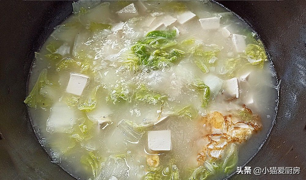 教你白菜豆腐汤的做法，成菜汤白味浓比吃肉还过瘾，制作还简单