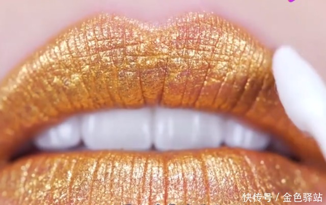 美女打造24K黄金口红，一支成本10万，上嘴效果高贵又惊艳！