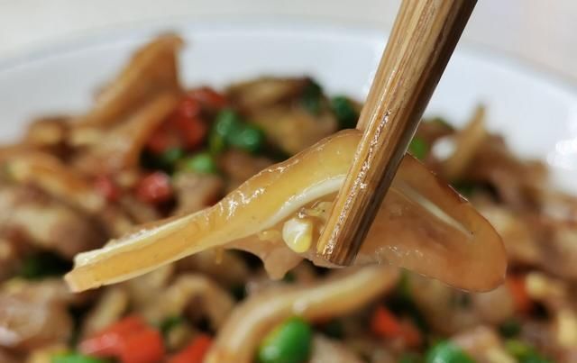 简单|卤猪耳朵怎么炒?做法简单,味道香辣开胃,吃起来又脆又嫩还下饭