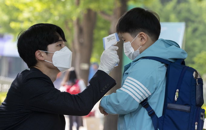 开学1个月，韩国中小学频现集体感染新冠事件