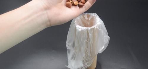 垃圾袋|保鲜袋用完后的纸筒不要扔,原来放在家里特别实用,方法太赞了