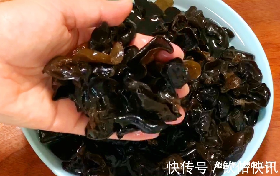木耳万不可用清水洗,等于吃虫卵,教你1个妙招,脏东西全跑光