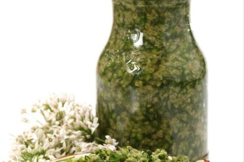 韭菜花|腌韭菜花，只放盐容易坏，奶奶教我一招，翠绿鲜香，能保存一年