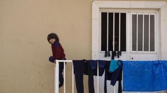 洛芸|2岁男童不慎摔下楼,亲妈大喊“不准扶”,医生赶来后连连夸奖