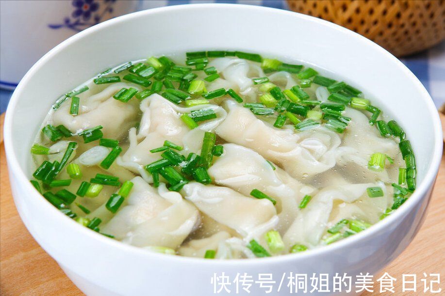 馄饨要想好吃，肉馅是关键，要想肉馅鲜嫩多汁，切记多放2味料