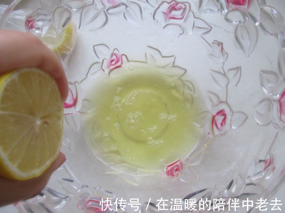 鸡蛋|4个鸡蛋2颗草莓做出圣诞节美食，简单易做好看，孩子高兴的直跳