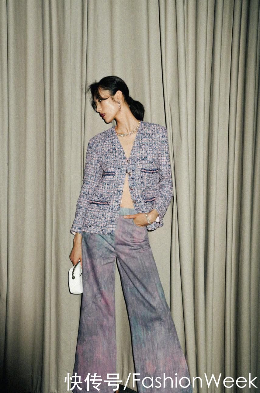 刘雯新年拍杂志双封面，经典红黑配色造型，飒爽与性感争相迸发