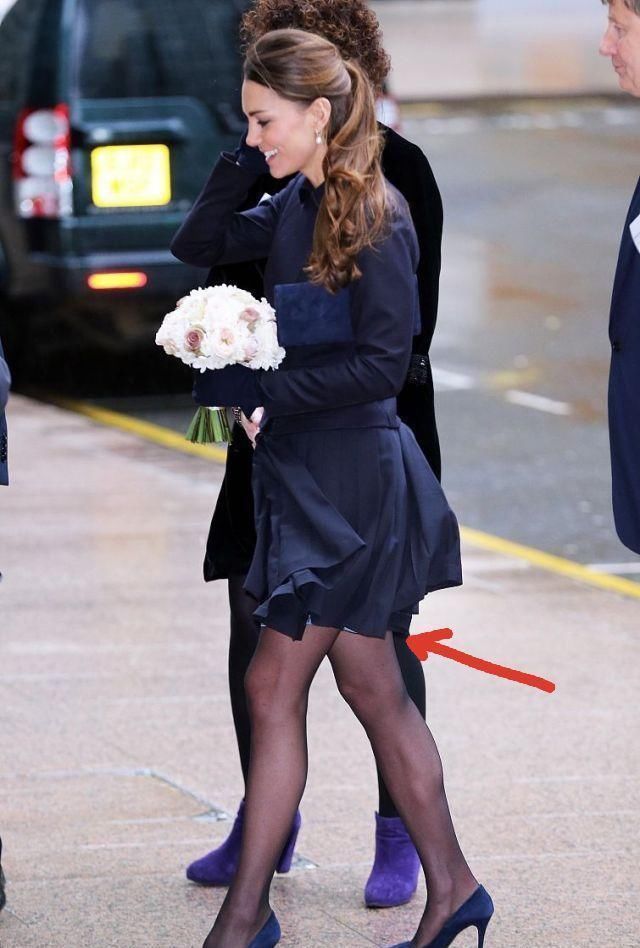 包忙|凯特穿短裙遇狂风,捧着花夹着包忙用手遮,频露打底努力挤笑好尬