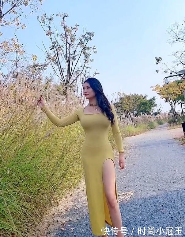 知性 连衣裙配上酒红高跟鞋,散发知性韵味,美的很高雅