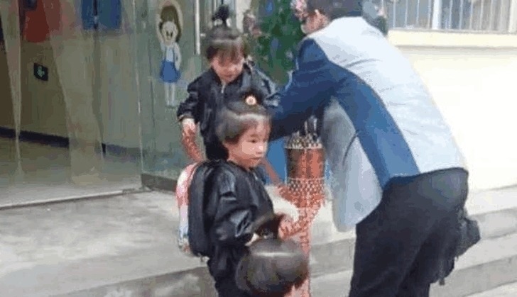 宝爸|爸爸接四胞胎放学犯了愁, 看到爸爸手里的东西, 老师忍不住笑了!