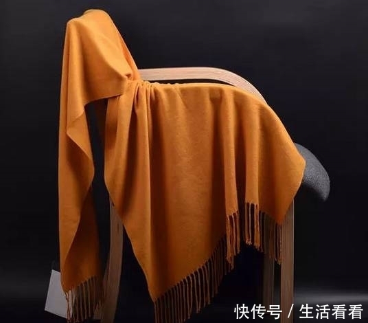 灰色大衣|原来围巾和大衣这么配,让你轻松撩到男神!女人最热爱的就属它了