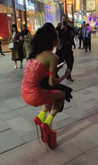 |搞笑GIF:成功把对面的妹子逗笑了 请问接下来我应该怎么做?