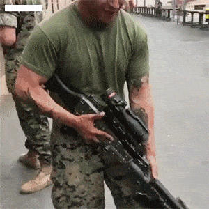 |搞笑GIF：霸气了我的姐 这辈子见过最拉风的走路姿势