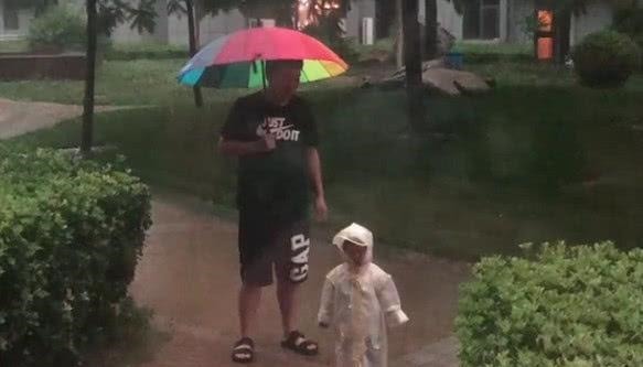 淋雨|“不省心奶爸”带娃一起淋雨火了,奶奶拎着扫把还有3秒到达现场