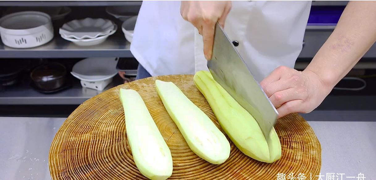 小米辣|茄子不要直接下锅炒啦，教你新吃法，鲜香入味不油腻，好吃又解馋