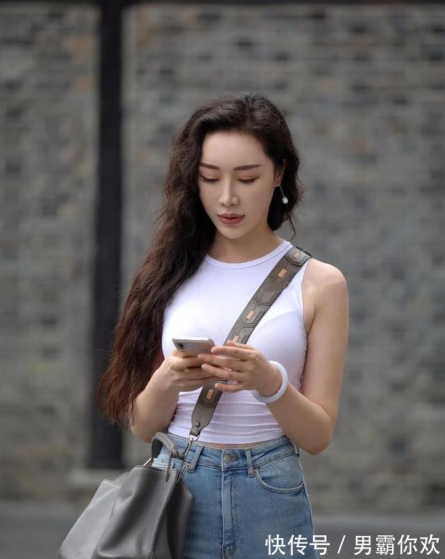 打底裤 黑色细跟高跟鞋搭配蓝色破洞打底裤，显瘦显高，非常优雅温柔！