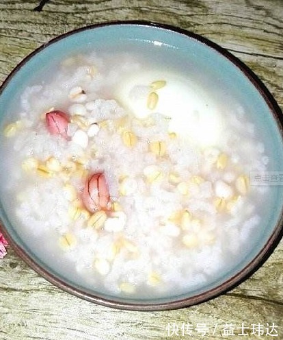 爱减肥的女人,每天坚持喝1碗,皮肤越来越白净,腰越来越苗条