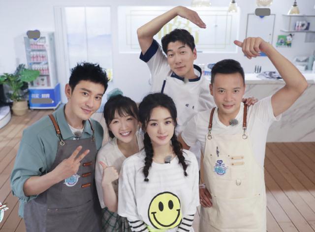 乘风破浪的姐姐|许飞为黄晓明宣传中餐厅,将结婚照中的杨颖p成自己,被指情商低