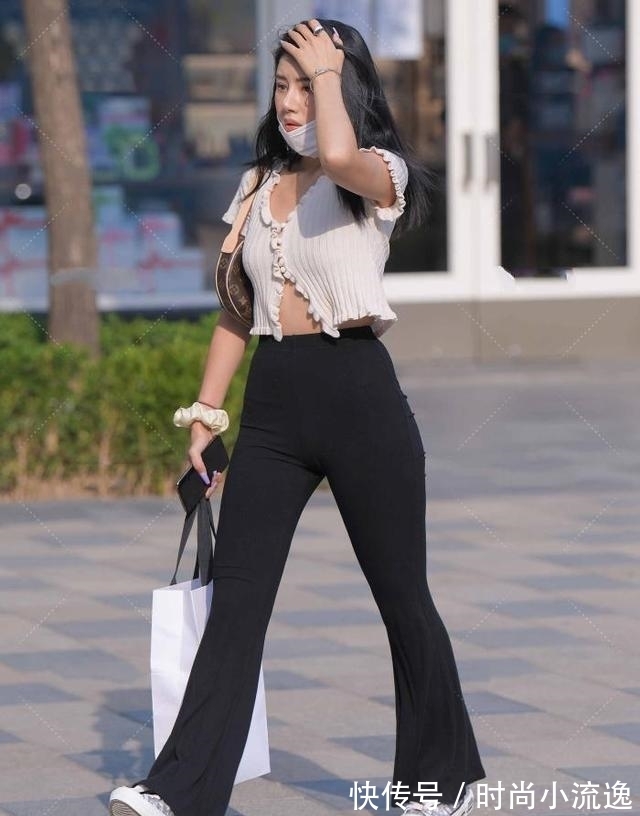 直筒裤 米白色花边针织衫,配黑色高腰直筒裤,时尚又减龄