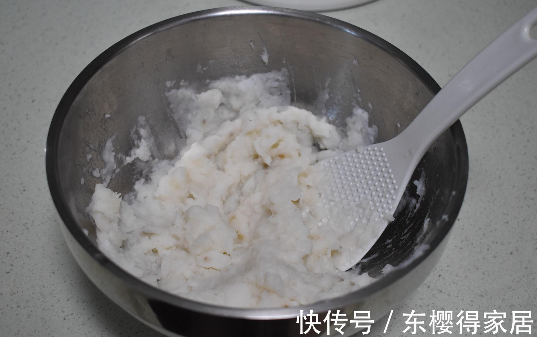 秋天就该多吃这食材,简单几步做成小饼,香脆软糯,好吃营养解馋