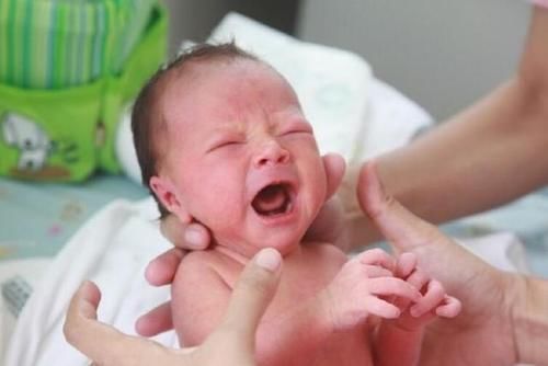 ru头|新生儿“力大无穷”,刚出生就会“走路”?6种反射行为要知道