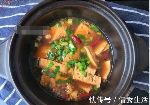 炖豆腐时,往锅里扔这2味香料,炖出来的豆腐又香又嫩,超美味!