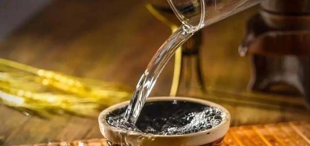 矿泉水|喝白酒,为何要准备一瓶矿泉水,明白这个原因,你也是老酒鬼了