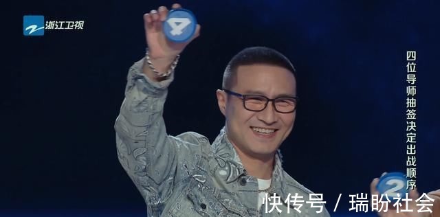 好聲音助教服裝該管管了!張碧晨晃眼，吳莫愁浮夸，只有她較穩(wěn)重