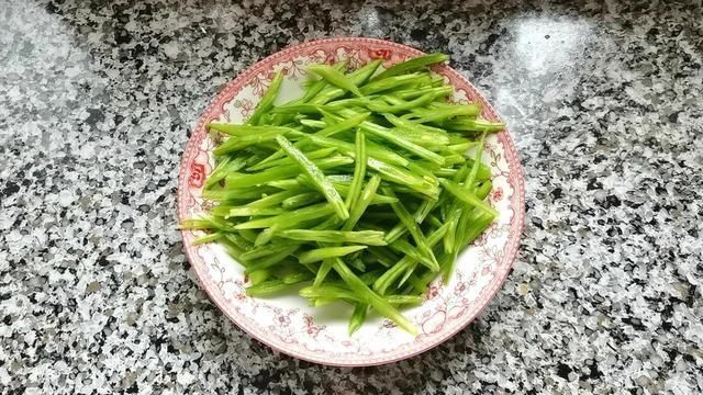 扁豆这样做，又香又下饭，连孩子都能多吃半碗饭，每次还嫌不够吃