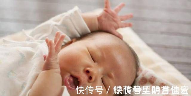 蜷缩状|孩子“3种睡姿”暗示长大后的性格情商高的孩子,大多是第二种