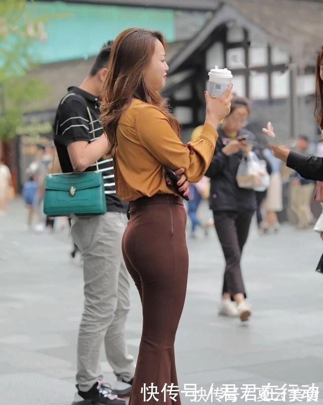 中性|瑜伽裤的打扮谁穿都美，展现高挑显瘦身材，打造时尚潮流感