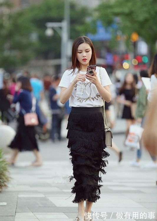 小姐姐|街拍:一起逛街的短发美女,分别穿白色的纱裙与蓝色牛仔裙,美动减龄