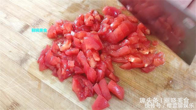 白玉菇|黄瓜别凉拌了,加一块鸡脯肉,简单一炖,汤鲜肉嫩,全家都抢着吃