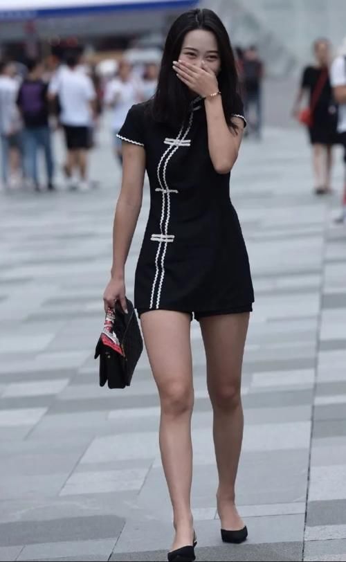 黑色旗袍款上衣，搭配同色短款裤装，穿出时髦少女感