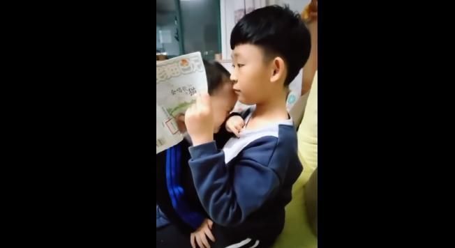 弟弟|弟弟被爸爸批评后,赶紧找哥哥安慰,网友:看得我都想生二胎了!