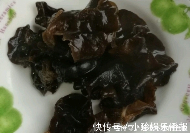 泡木耳还在用热水泡?教你一招,泡发木耳又大又软,三分钟搞定