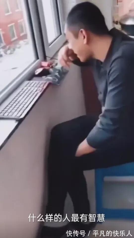 |今日段子:竟然还有人反向烤火?难道不怕烧到屁股吗?