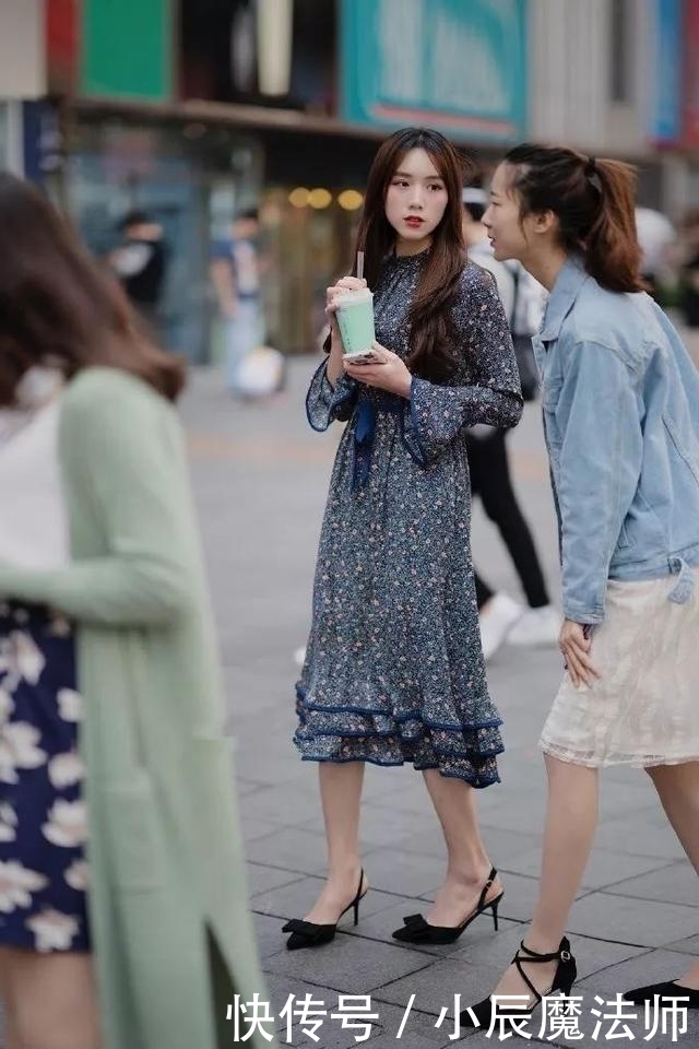 路人街拍,靓女穿银灰色的一字带穆勒鞋,满满的甜美风