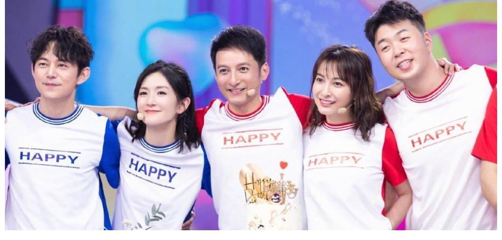 湖南卫视跨年晚会，何炅与谢娜、吴昕的拥抱成为全场的焦点！